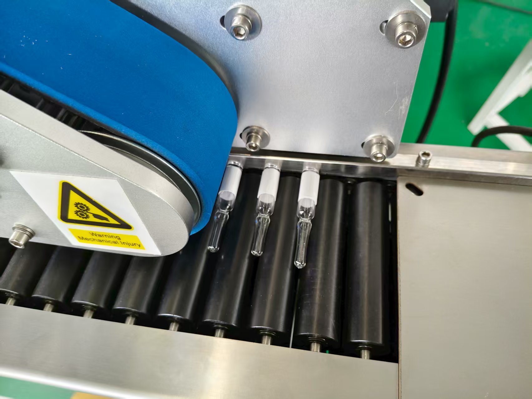 Jüngste Firmenblogs über How Vertical Sticker Labelers Perfect CBD Tincture Packaging Quality Control