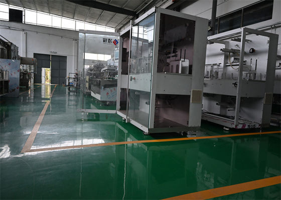Besorgen Automatisches Klebstoff-Pflaster-Verpackungssystem für Pharma-Salben 100-300 Pflaster pro Min. GMP-zertifiziertes Design on-line-Fertigung
