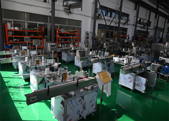 Pharma-Kennzeichnungsmaschine für runde Flaschen, vertikale selbstklebende Kennzeichnung mit PLC