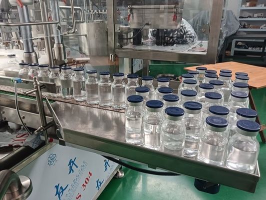 Pharma-Füllmaschine für 30-500 ml Durchstechflaschen - automatisch, effizient und mit Kolbenpumpen anpassbar